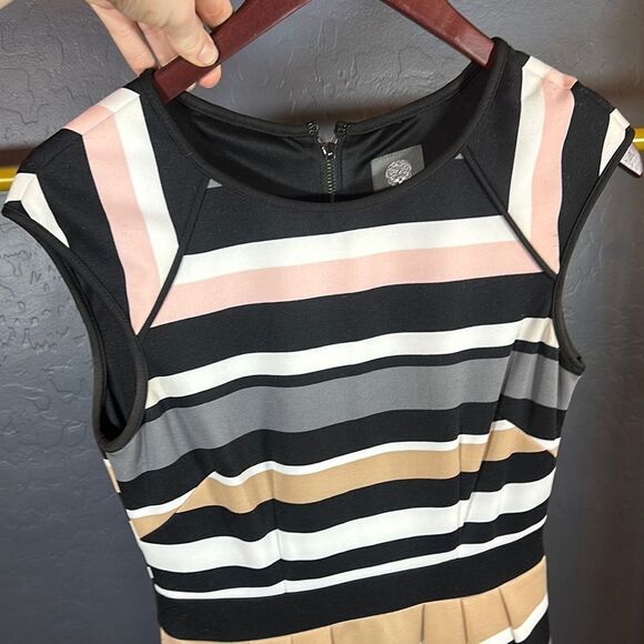 Vince Camuto Black and White Fit and Flare Sleeveless Dress for Casual Occasions - Picture 5 of 6